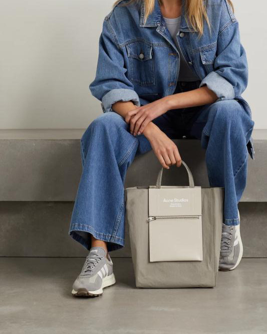 首次接触Ance Studios 这个牌子源于一双银色方扣笑