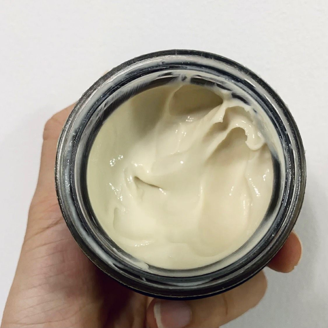 馥蕾诗的红茶面膜系列有两款白罐和黑罐。白罐的是修护面膜，黑罐
