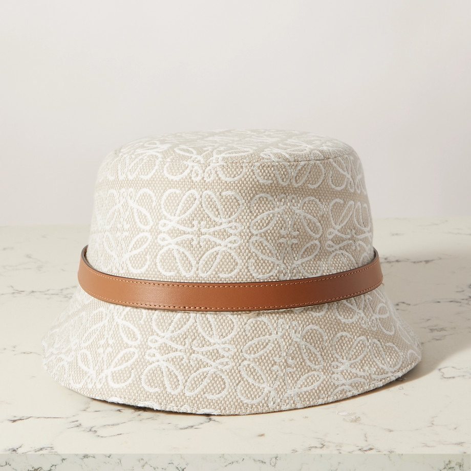 🔍 loewe 的配饰区有超多好物可收，相对大牌来说，性价