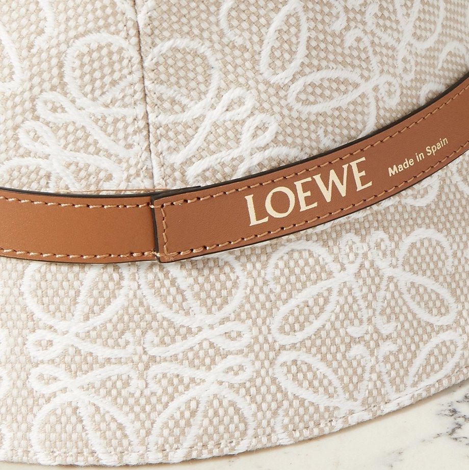 🔍 loewe 的配饰区有超多好物可收，相对大牌来说，性价