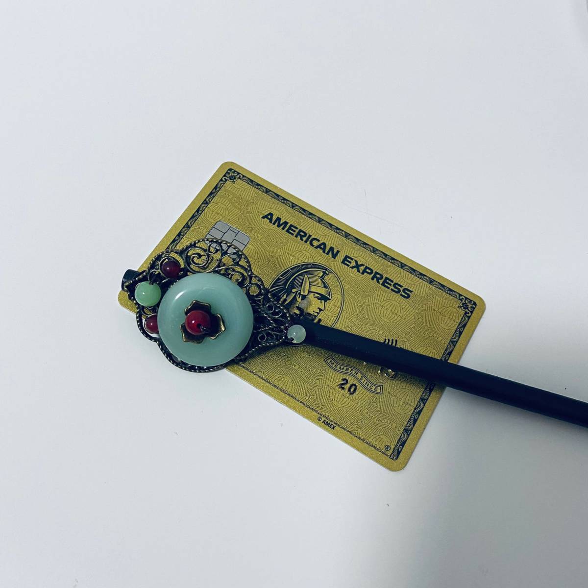 馥蕾诗的红茶面膜系列有两款白罐和黑罐。白罐的是修护面膜，黑罐