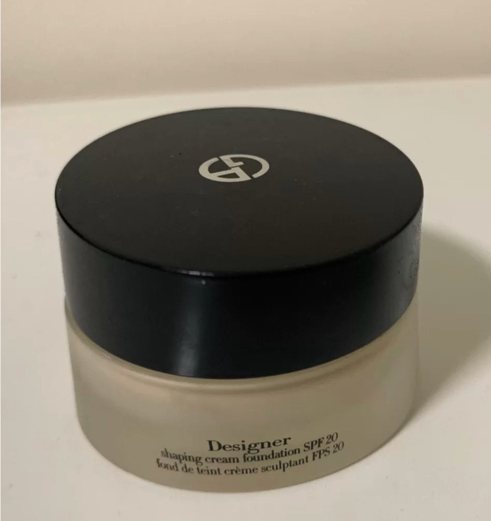 💫阿玛尼设计师粉霜，质地是有点流动性的粉霜，很像🥛奶油，