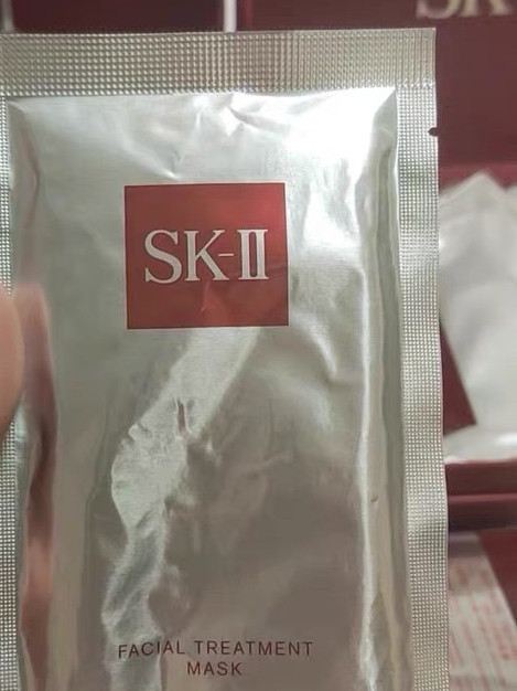 面膜纸:这是我用到现在最厚最硬的一款面膜纸,服帖度中等。  