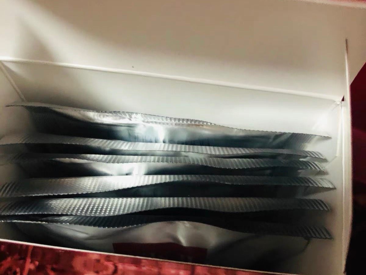 面膜纸:这是我用到现在最厚最硬的一款面膜纸,服帖度中等。  