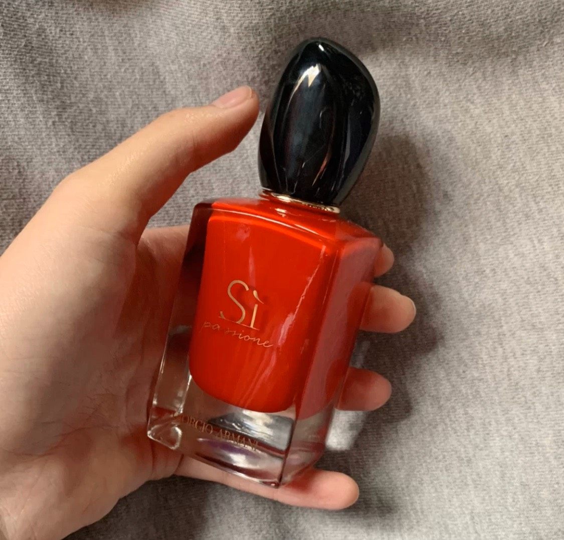 阿玛尼大红瓶挚爱si香水,它的中国红和黑金配色吸引十分吸