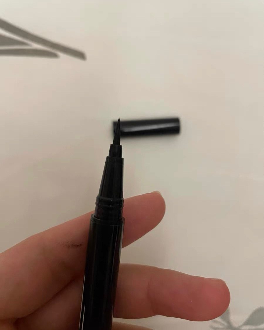 🌸NYX眼线液笔     这个眼线液笔比较冷门，我是有一次