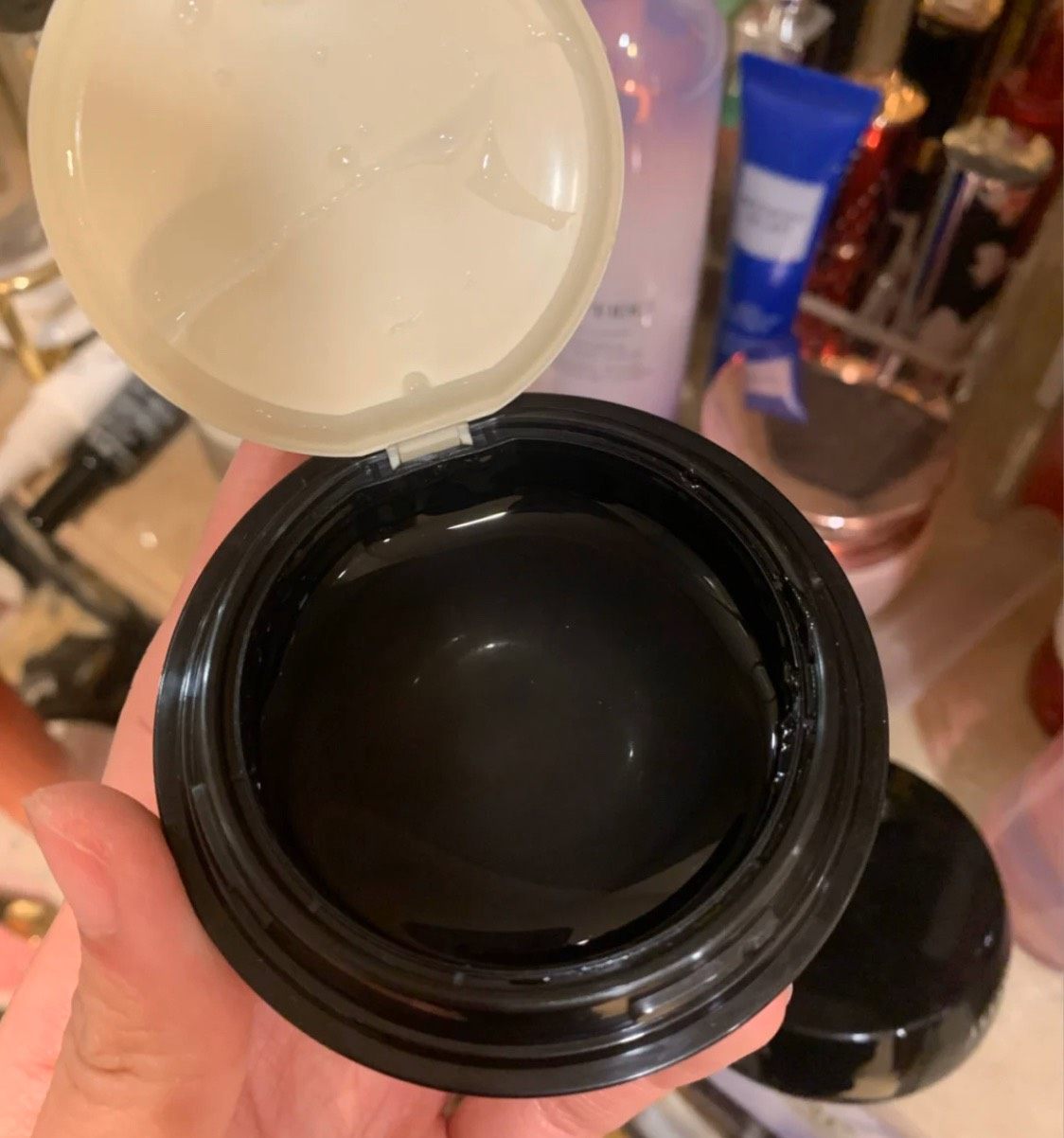 💫illamasqua是英国专业彩妆，堪称英国版MAC的色