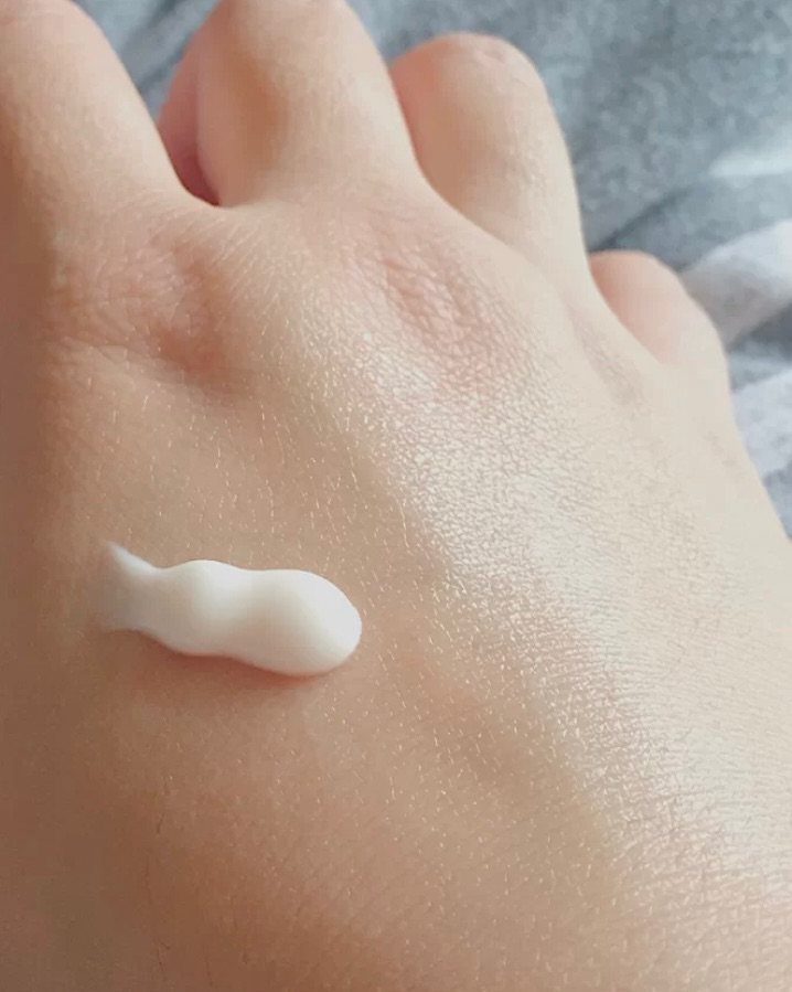 本人肤质大干皮，夏天微微出油  这款面膜是海淘的赠品，官方售