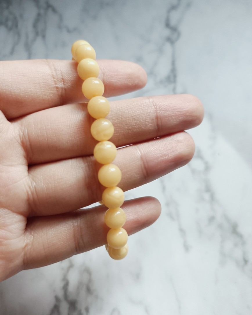 蜜蜡是琥珀的一种，琥珀是生物化石，是几千上万年的树脂生成的，