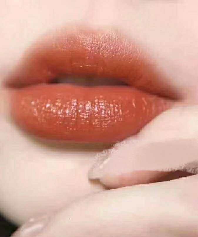 ❤️圣罗兰真的很会，一支长条口红做出很多花样，这支小粉条一把