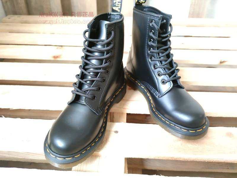 秋冬鞋子里面比较喜欢马丁靴穿搭，虽然它有点重，但是穿起来就是