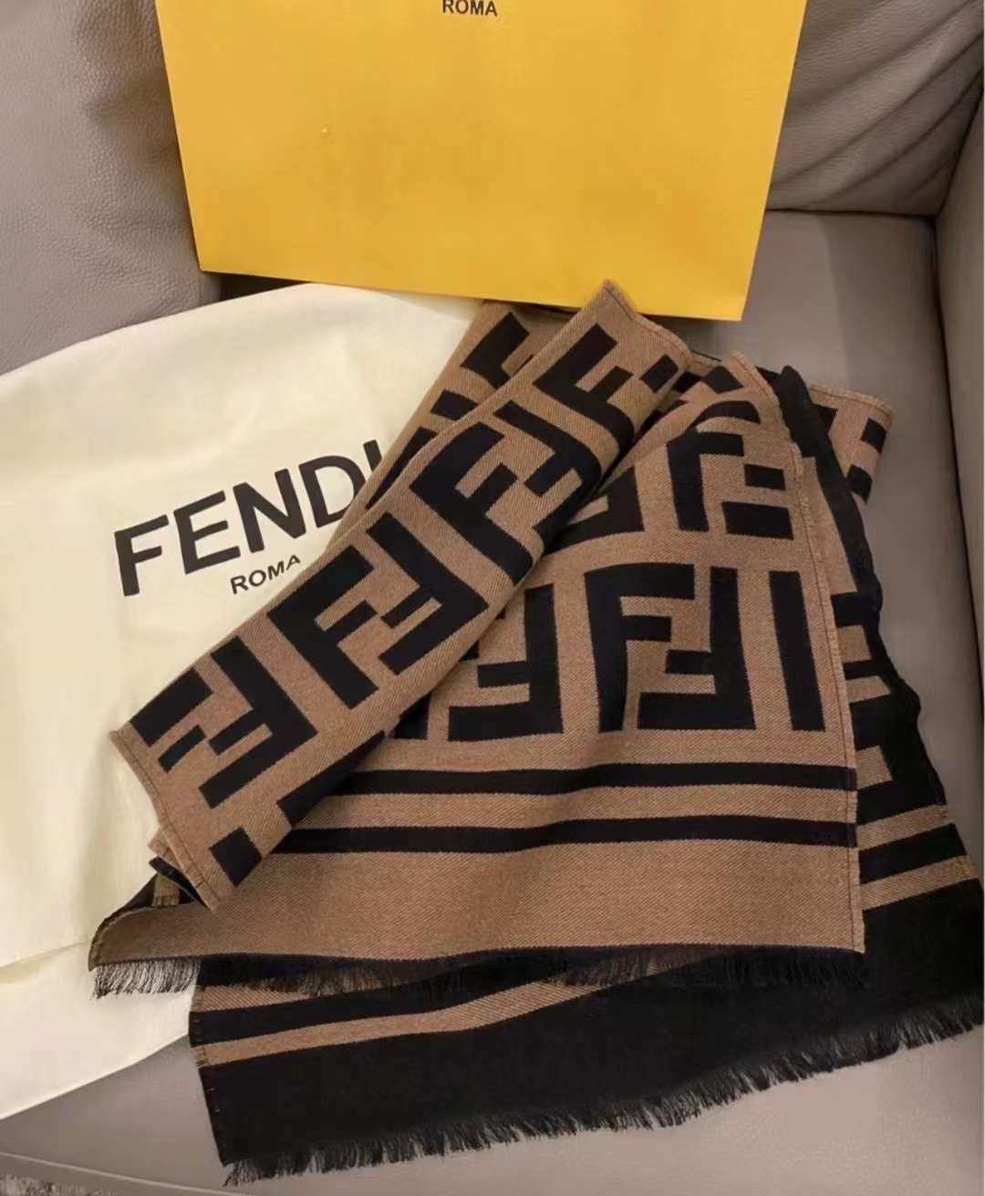 预定在途Fendi芬迪焦糖色大logo 围巾🧣 最难买的围