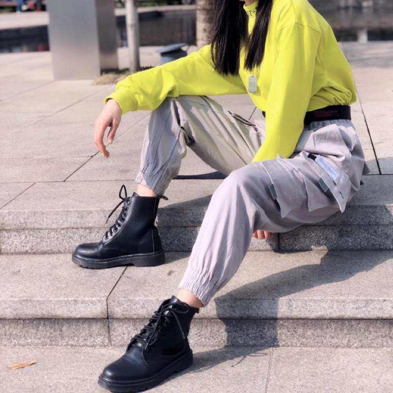 秋冬鞋子里面比较喜欢马丁靴穿搭，虽然它有点重，但是穿起来就是