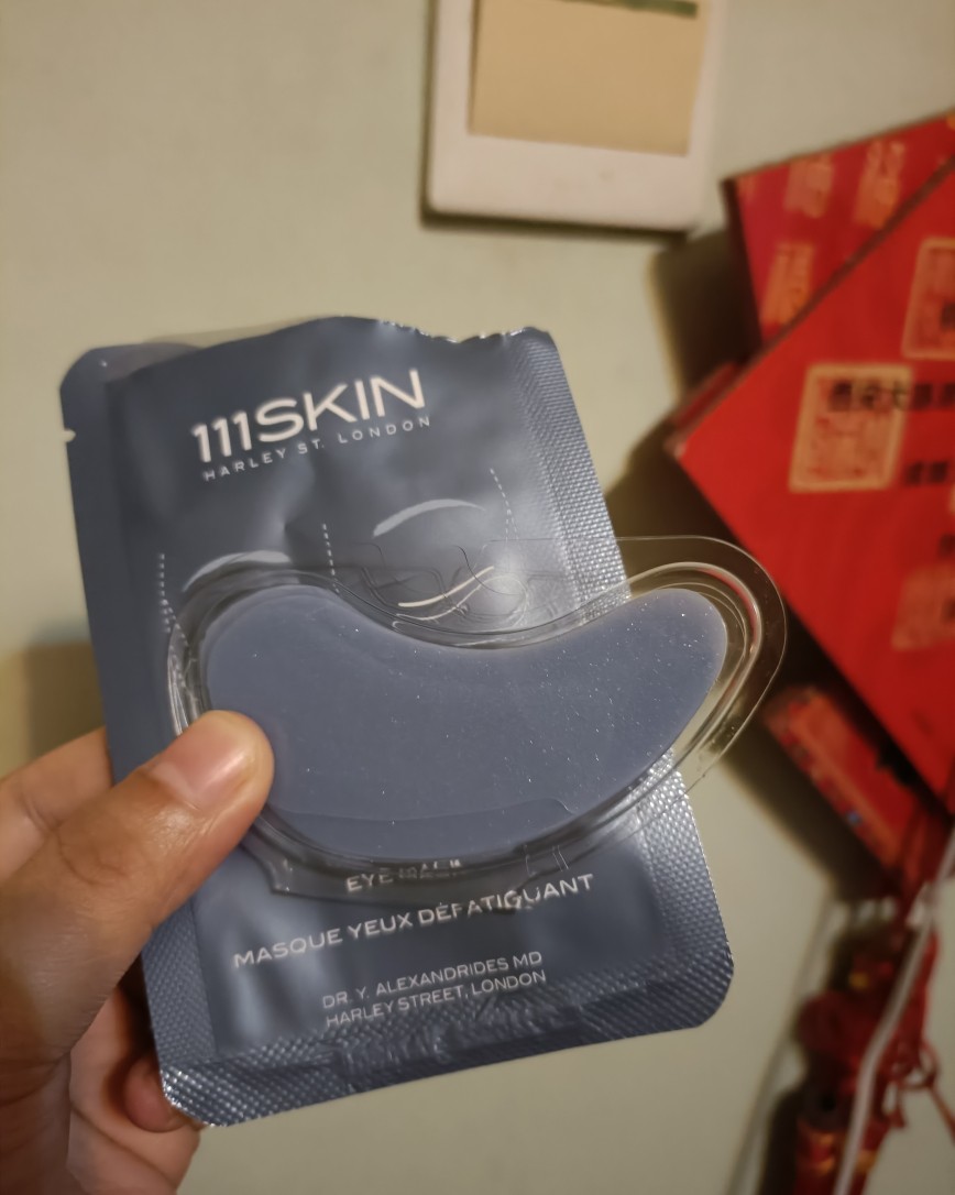 111skin我之前有打卡黑色的那款眼膜，那款是抗老眼膜，里