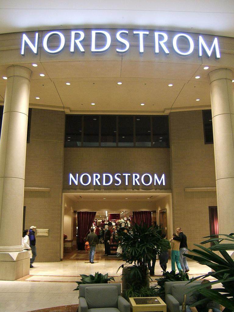 Nordstrom是一个美国高档百货商店，经营的产品包括服装