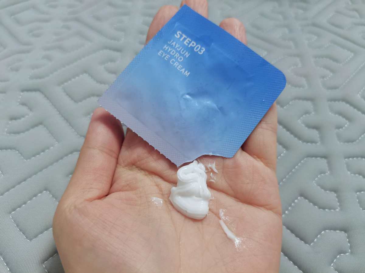 今天在整理护肤品的时候发现了还有这么一片面膜，一看日期马上就