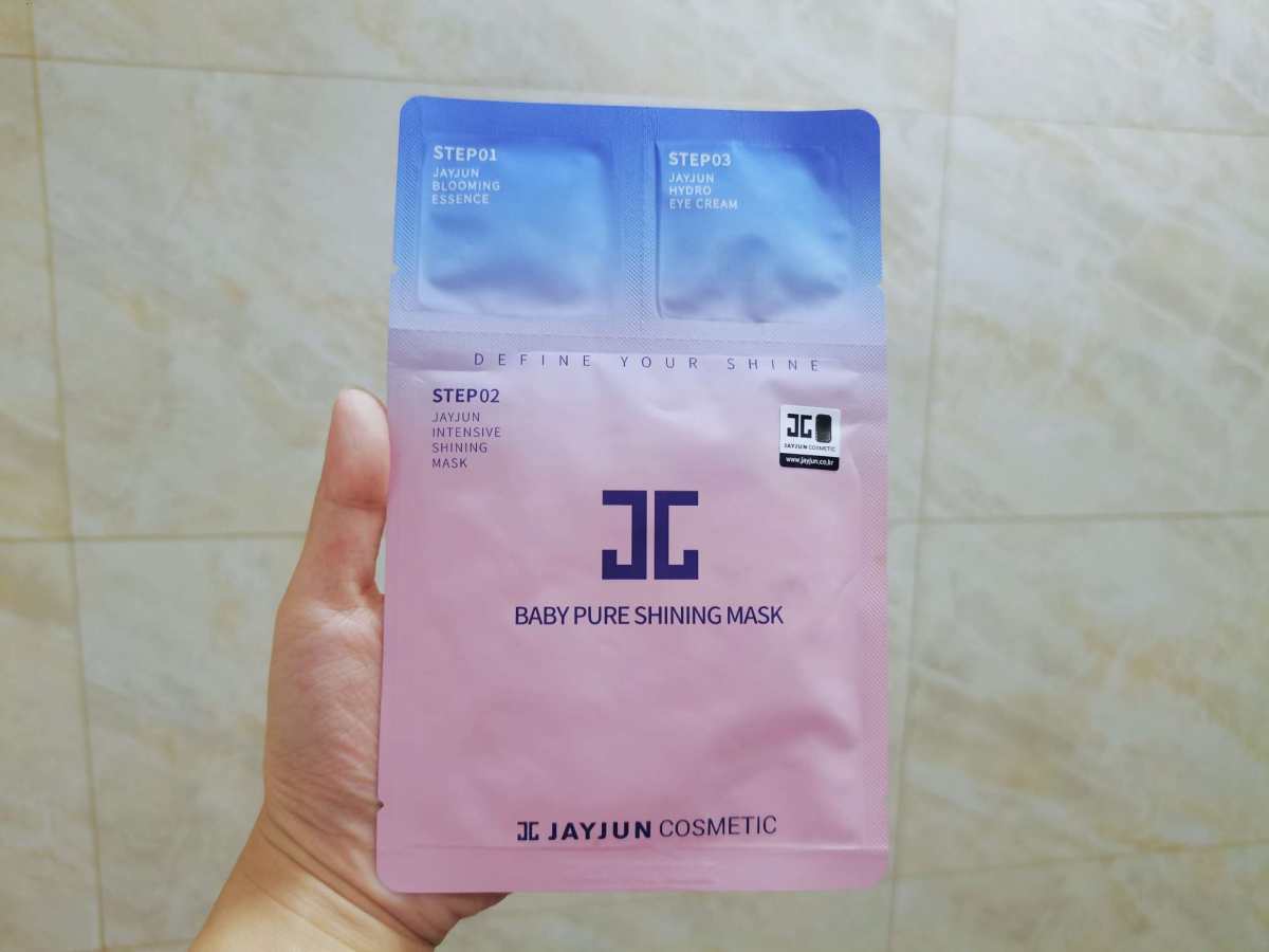 今天在整理护肤品的时候发现了还有这么一片面膜，一看日期马上就