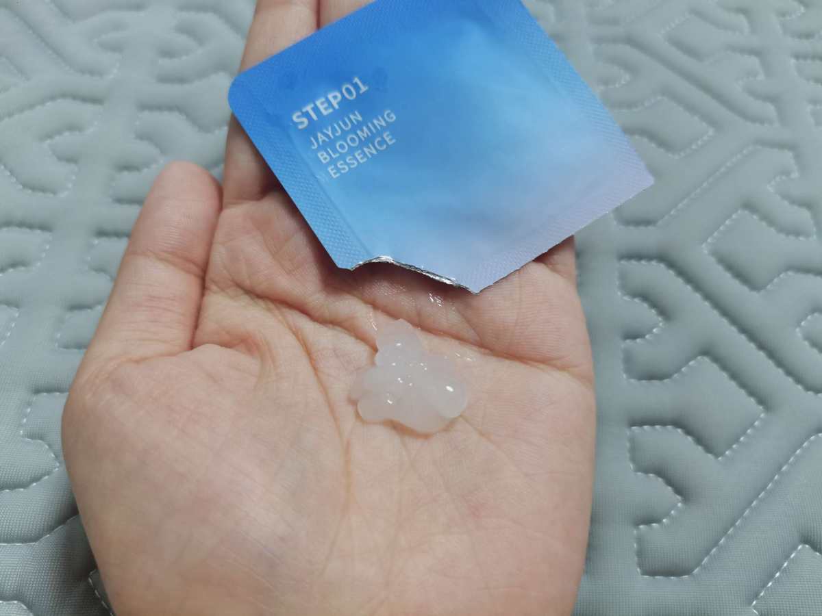 今天在整理护肤品的时候发现了还有这么一片面膜，一看日期马上就
