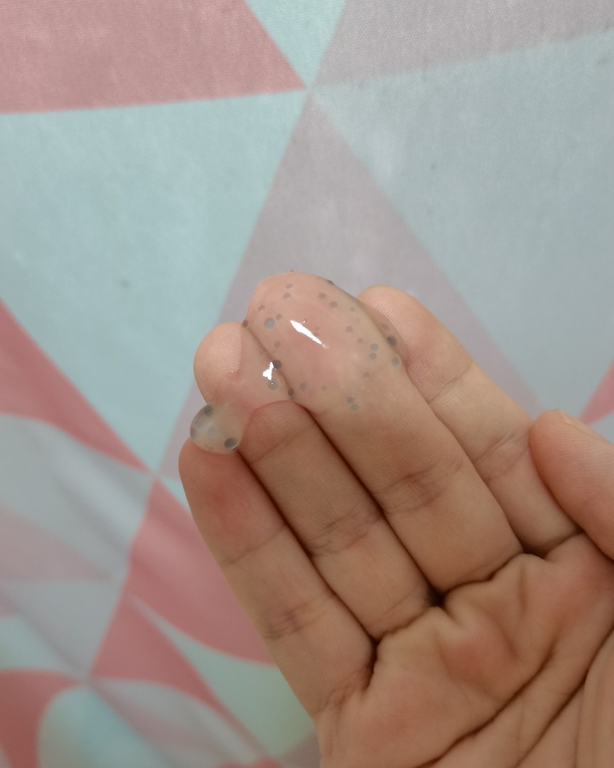 适合晒后泛红、干燥缺水、刺型肌肤~ 里面有啫喱精华、珠珠精华