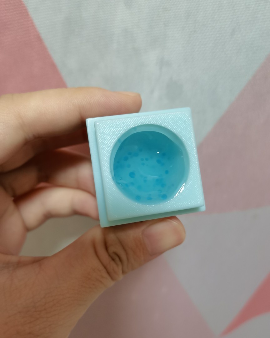 适合晒后泛红、干燥缺水、刺型肌肤~ 里面有啫喱精华、珠珠精华
