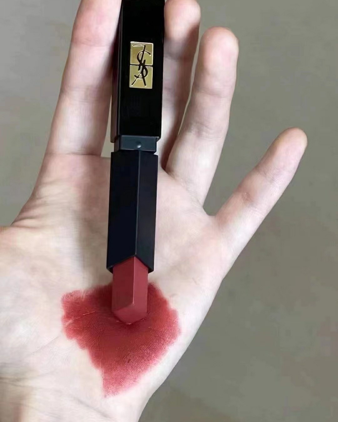 ❤️圣罗兰今年又憋大招了，细条口红又添新成员，最近火遍全网的