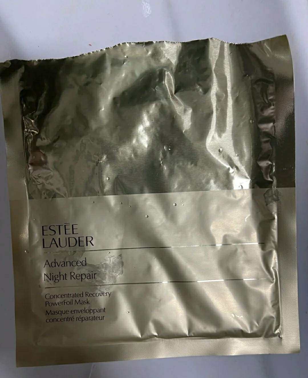 ✨雅诗兰黛作为一个超级贵妇的品牌。他们家的核心就是小棕瓶精华