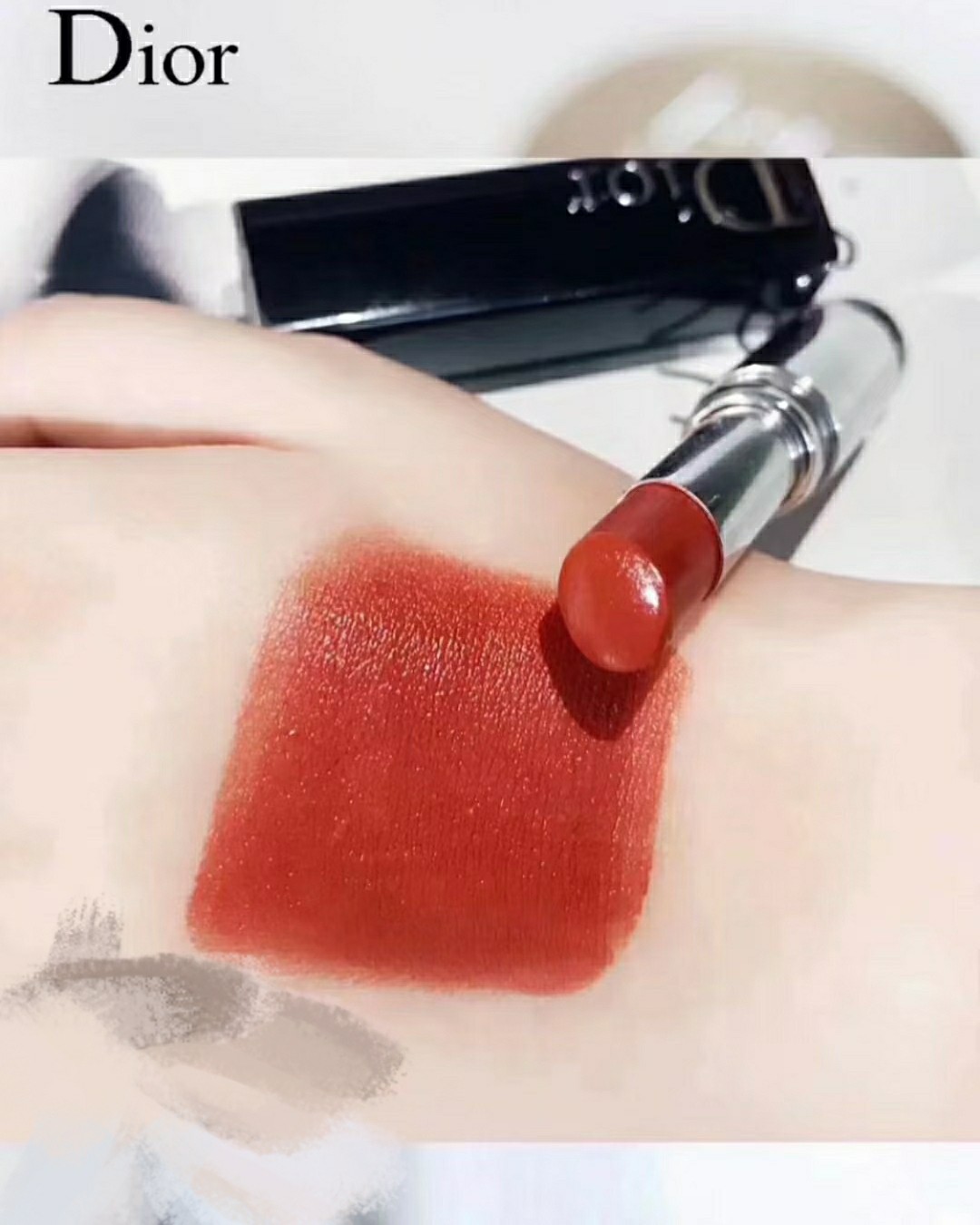 ❤️迪奥全球首推固体唇釉这个概念，一举爆火，打造了迪奥漆光唇
