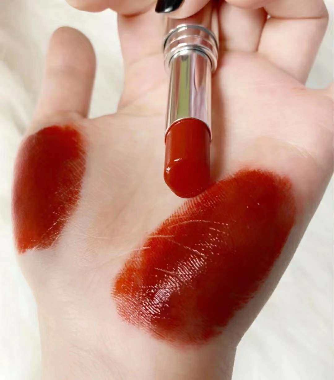 ❤️迪奥全球首推固体唇釉这个概念，一举爆火，打造了迪奥漆光唇
