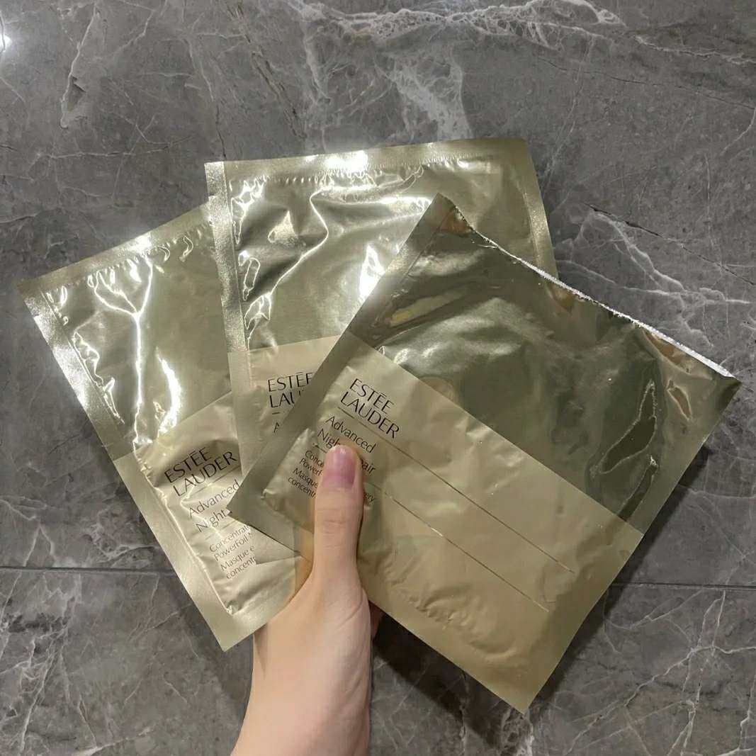 ✨雅诗兰黛作为一个超级贵妇的品牌。他们家的核心就是小棕瓶精华