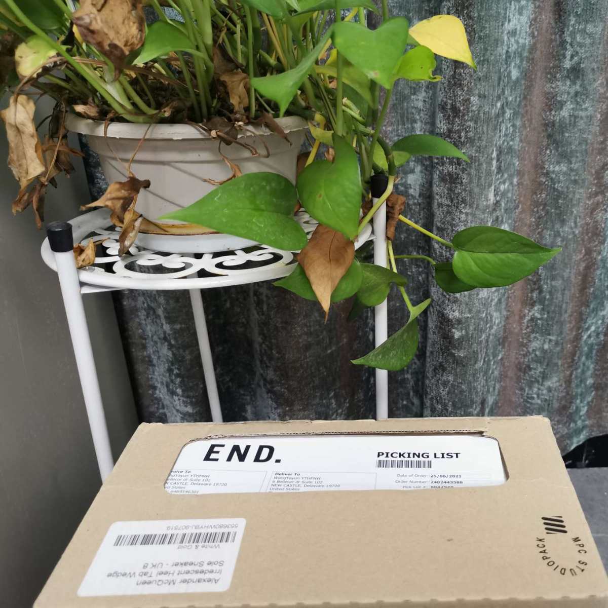 表哥心心念念的鞋子终于可以开箱了，其实快递到了快一个月了，一