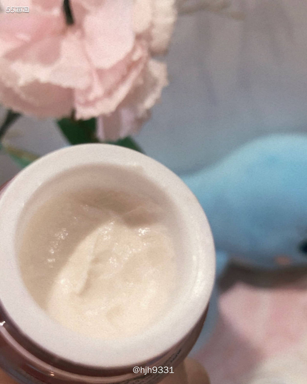 ✨雅诗兰黛多肽紧致眼霜外观质地：粉色的瓶子，这个系列都是粉色