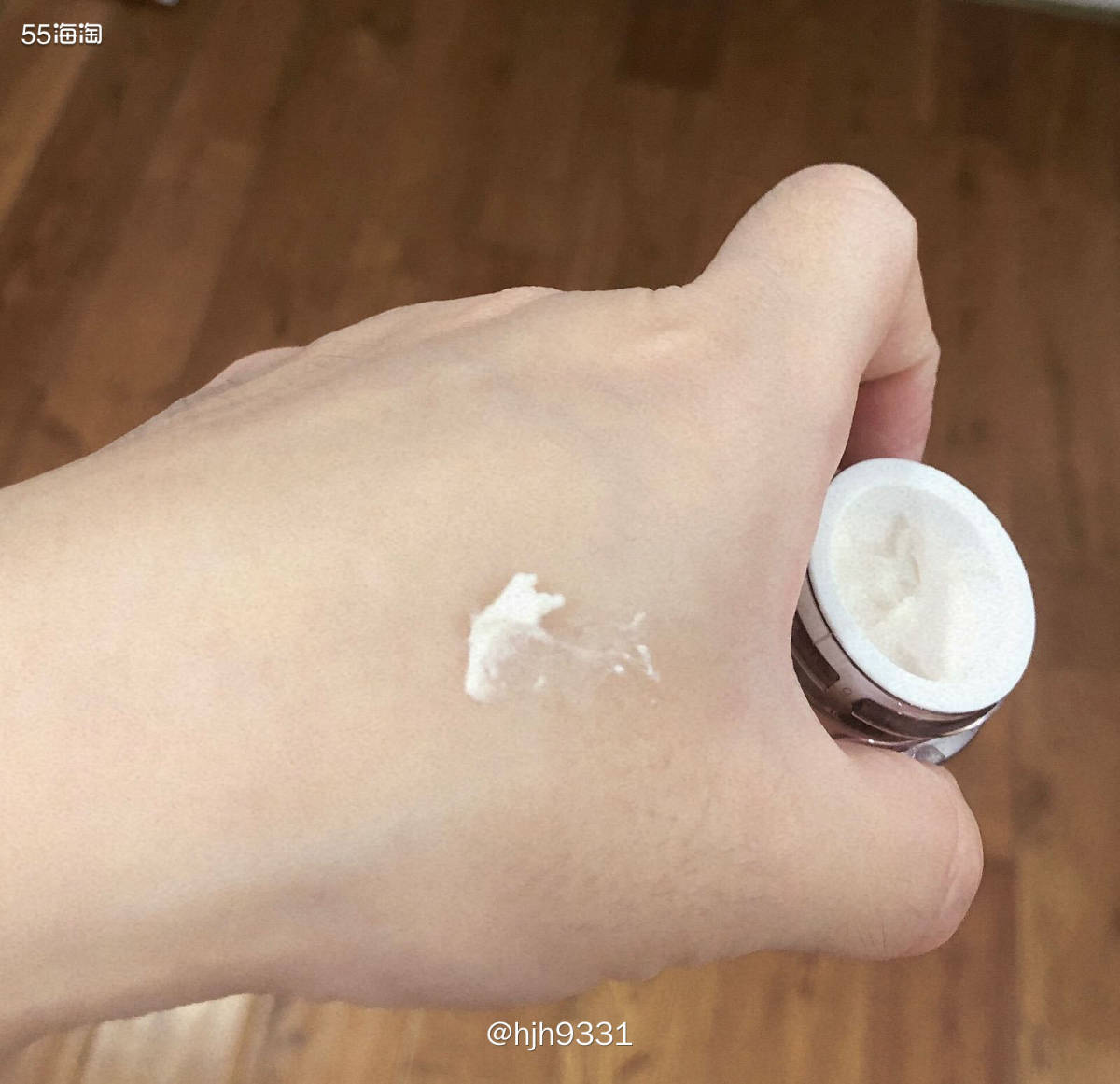 ✨雅诗兰黛多肽紧致眼霜外观质地：粉色的瓶子，这个系列都是粉色