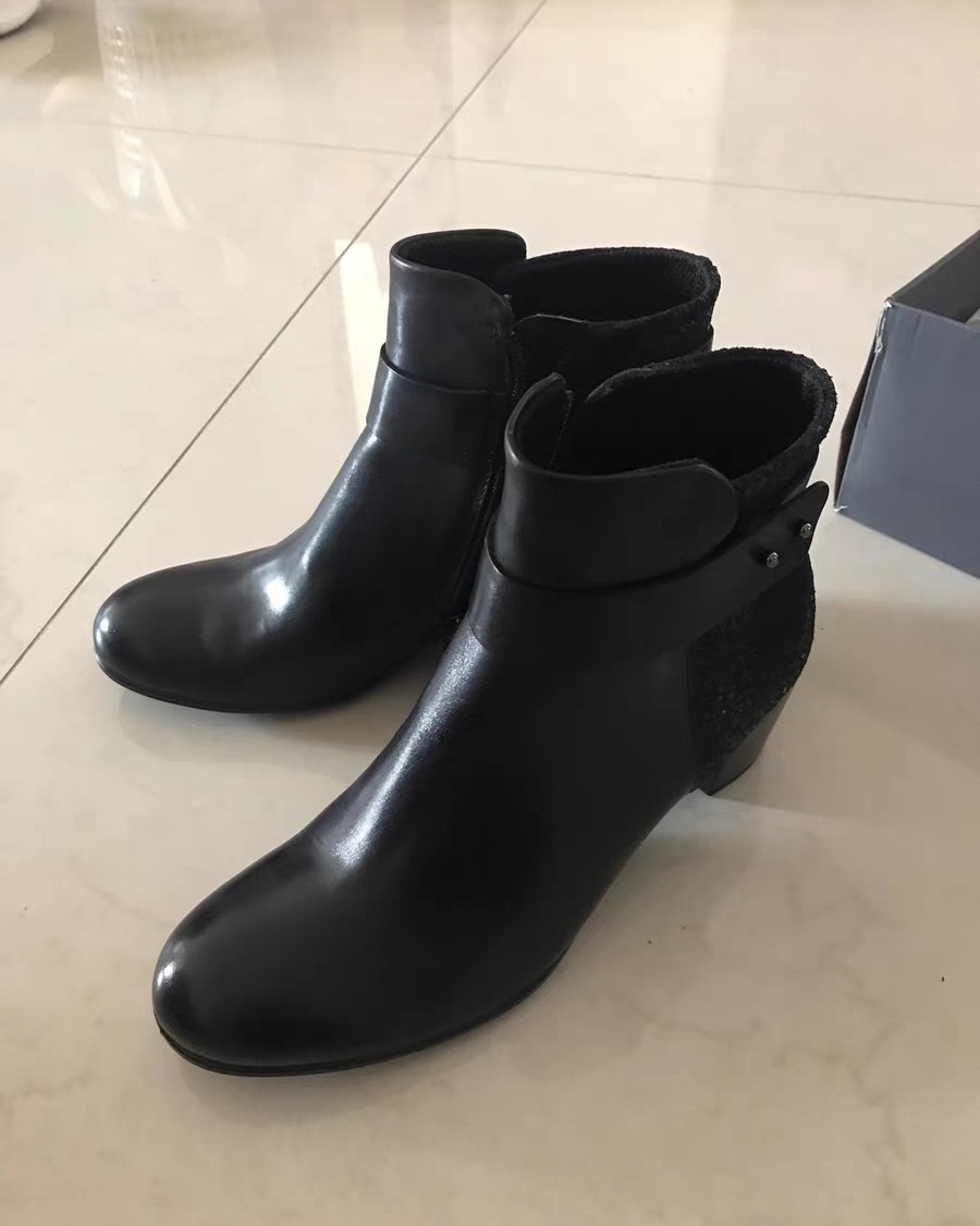 ❤️这是之前给我妈买的爱步靴子，还是比较中规中矩的款，黑色的