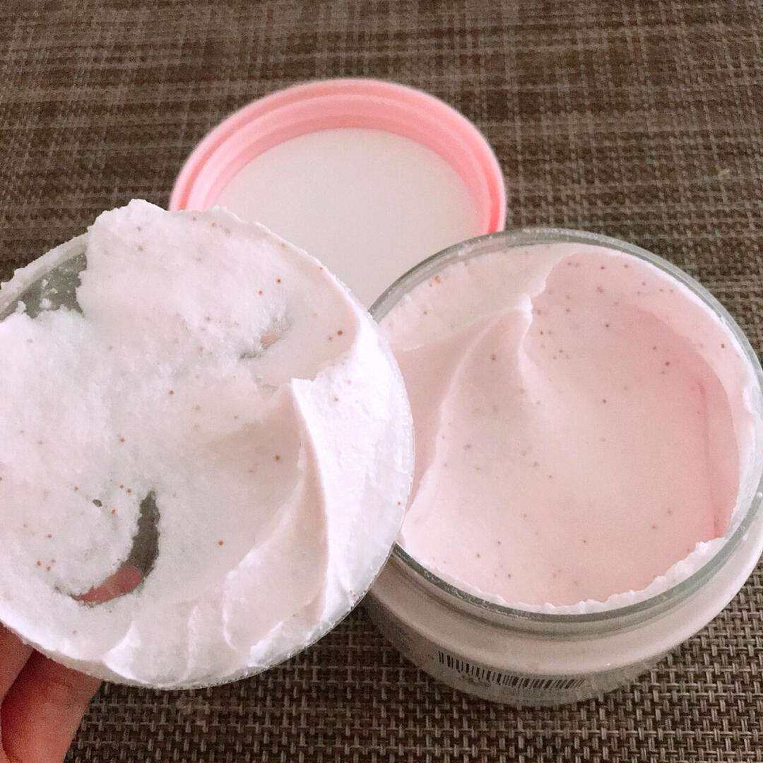 ✅多芬的这款身体磨砂膏质地真的像是要化了的冰淇淋一样，然后还