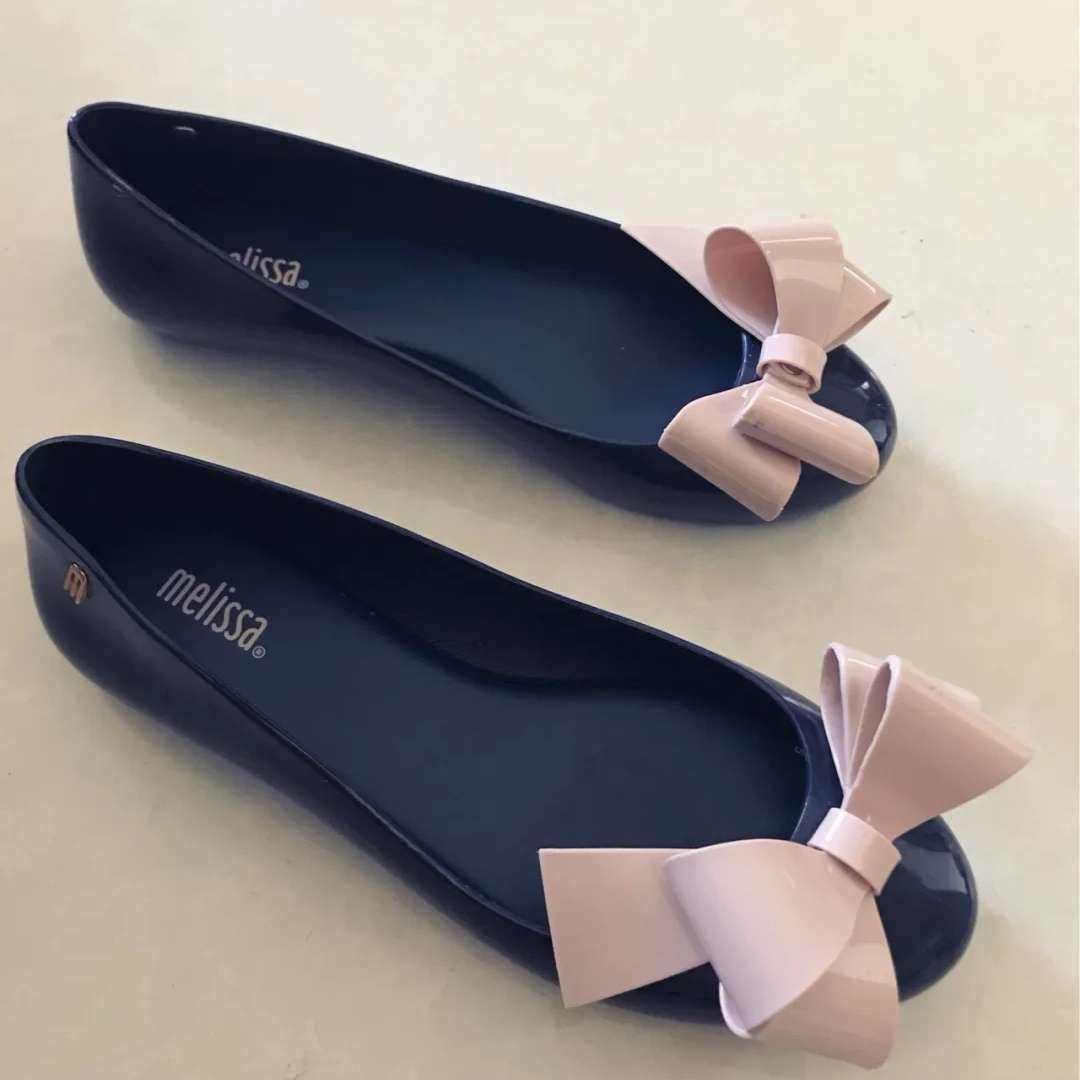 我身边有几个爱穿梅丽莎果冻鞋的好友，所以6pm上那些特价款的