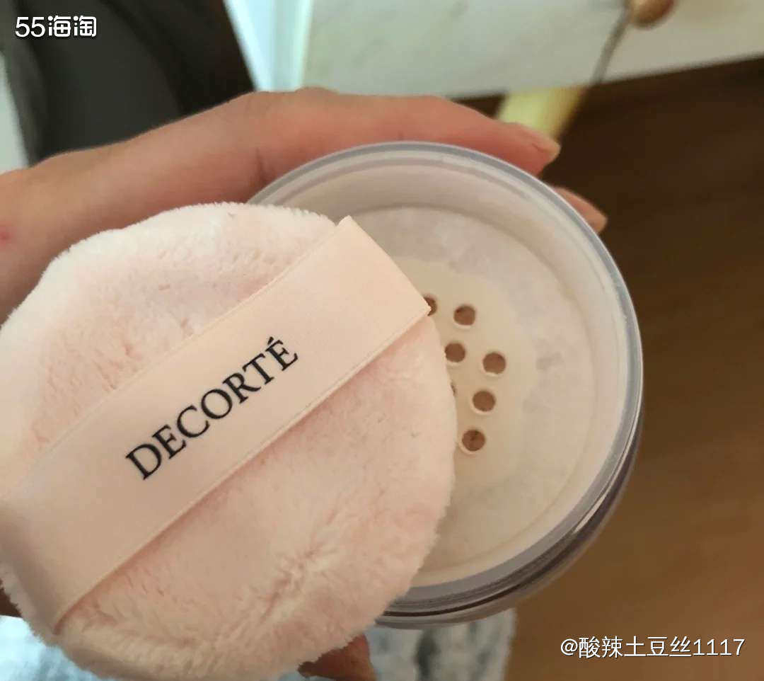 这款散粉上脸自然通透，妆感不会很明显，不拔干不起皮不浮粉，持