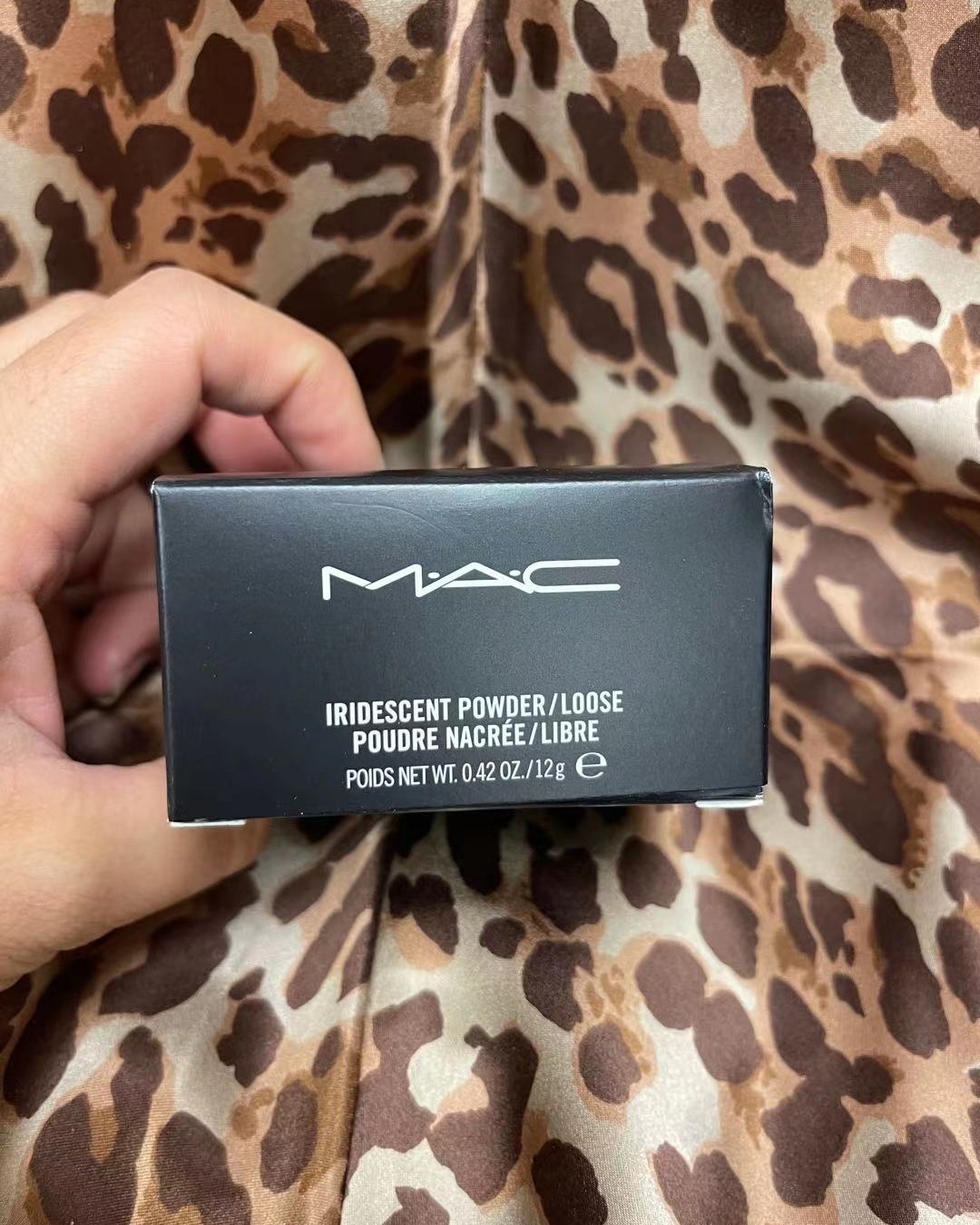 今天来分享一下这款高光散粉，真的好好用啊！  以前不用高光的