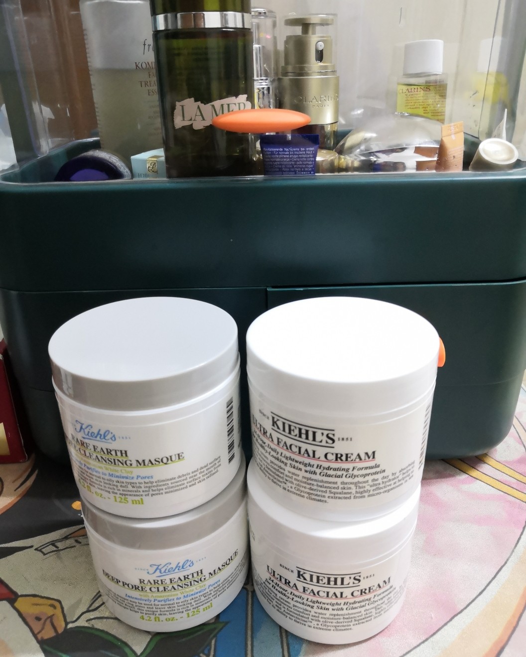 万年干皮。春夏秋冬都要擦面霜。坐标广东。 美版的智妍滋养霜用
