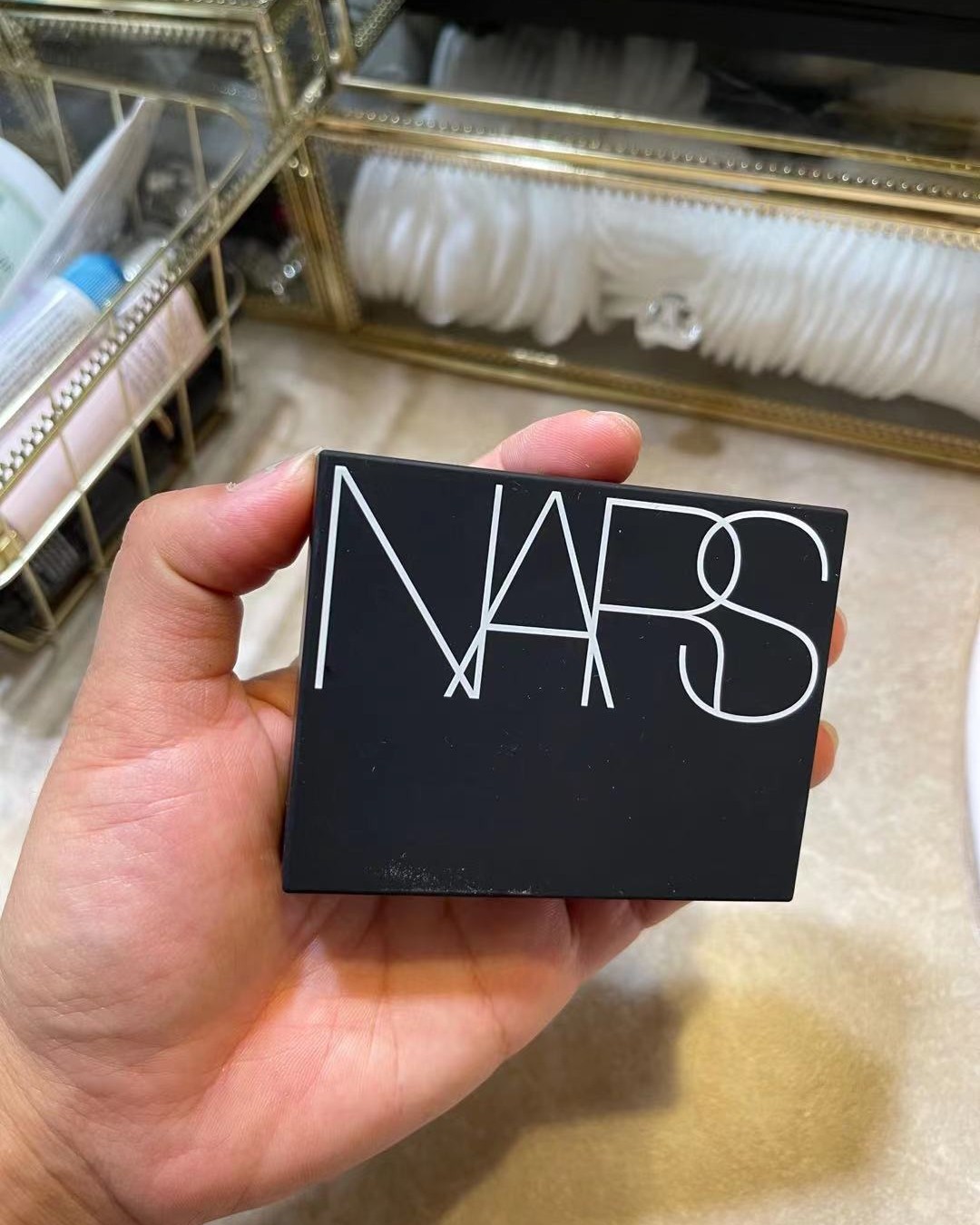 ☘NARS娜斯粉饼是裸光蜜粉饼是散粉控油清爽定妆大白饼，它的