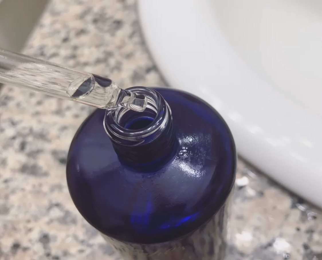 💙科颜氏夜间修复精华液俗称蓝精灵，顾名思义是用在晚上的，它