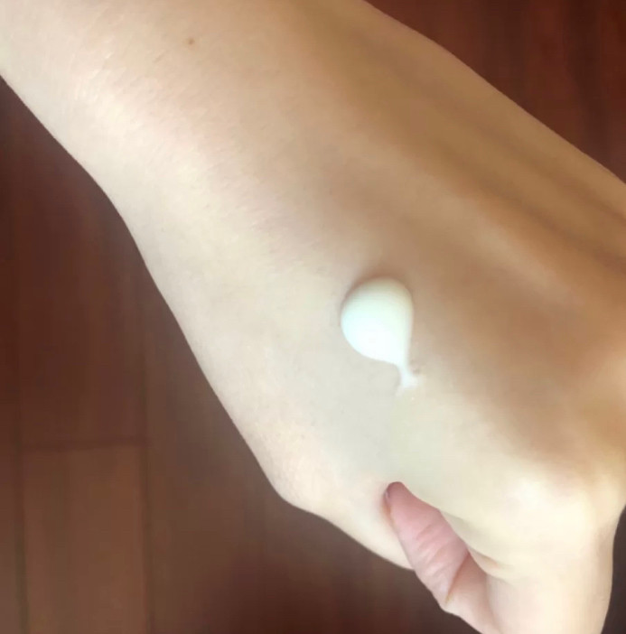 ☑️ 科颜氏VC精华乳，一款浓度比较高的产品。  ▫️ 先声