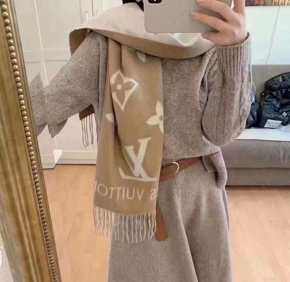 LV 10月涨价📈  LV新款 双面羊绒围巾 超美超温柔的