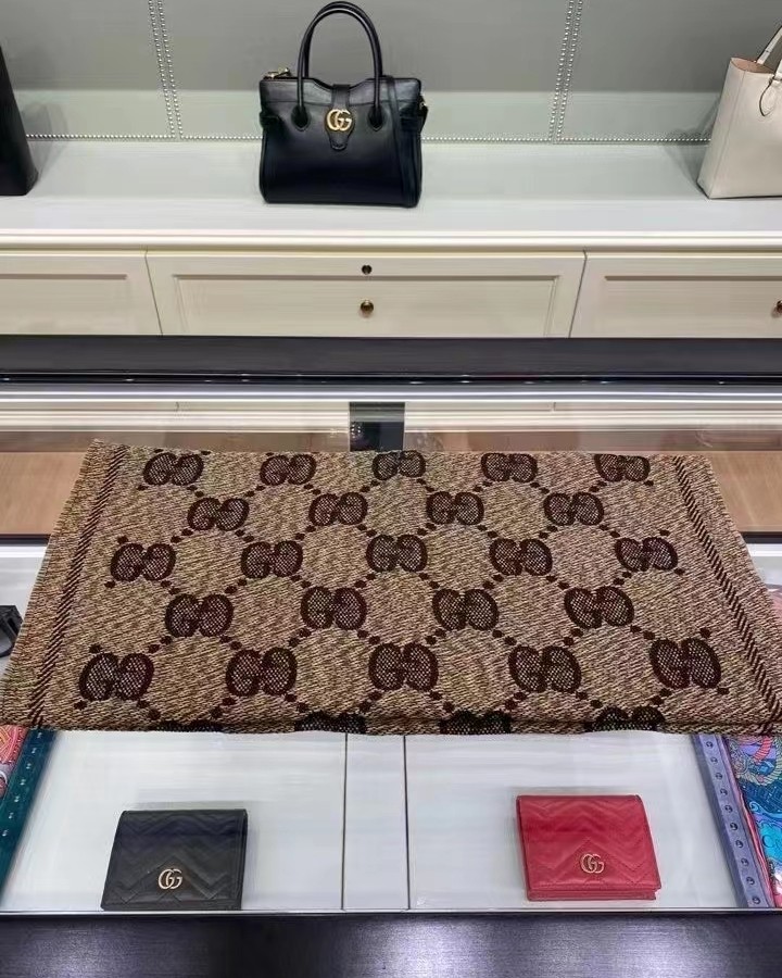来个上身图❗️❗️  Gucci经典款logo围巾   双面