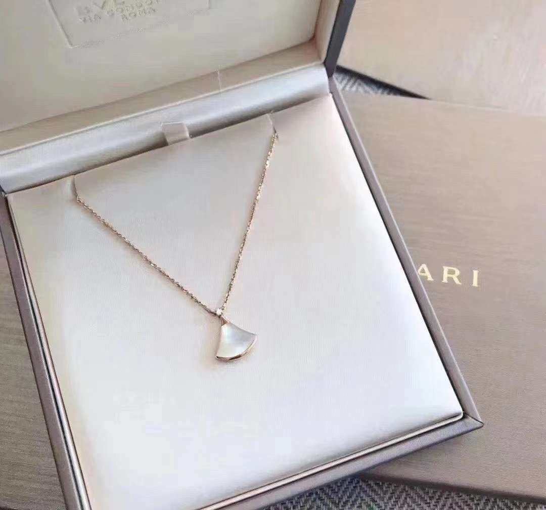 宝格丽 10.4号涨价❗️  白贝母 白扇子小号项链 这款项