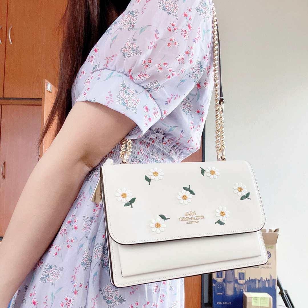 超火的小雏菊包，据说日常缺货，被我抢到了一个，虽然是链条包，