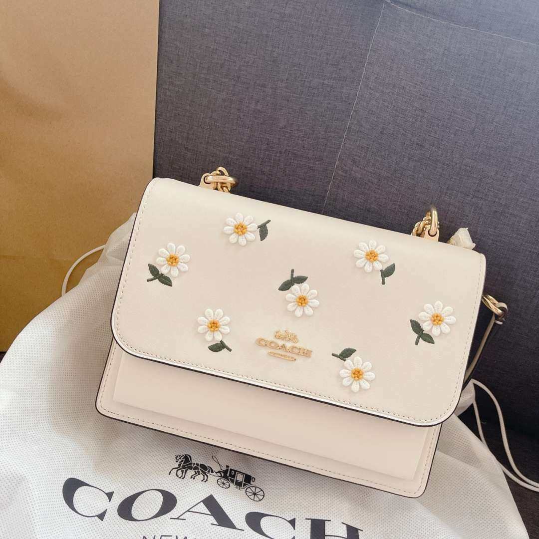 超火的小雏菊包，据说日常缺货，被我抢到了一个，虽然是链条包，