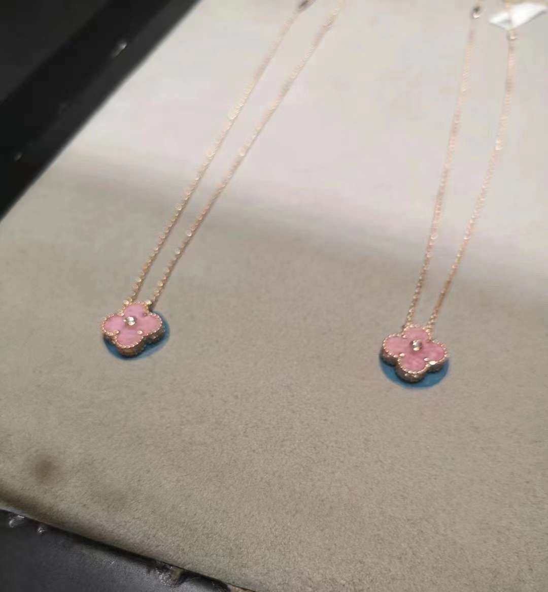 预定在途  VCA 梵克雅宝 圣诞限定款  草莓芝芝 少女粉