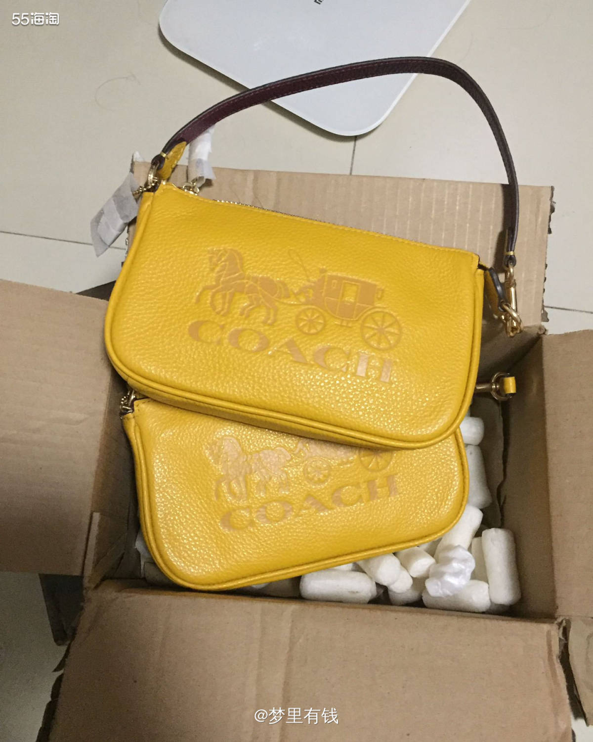 这个包包是8月份蔻驰有一次超低价，当时买了一个，还找了一个姐