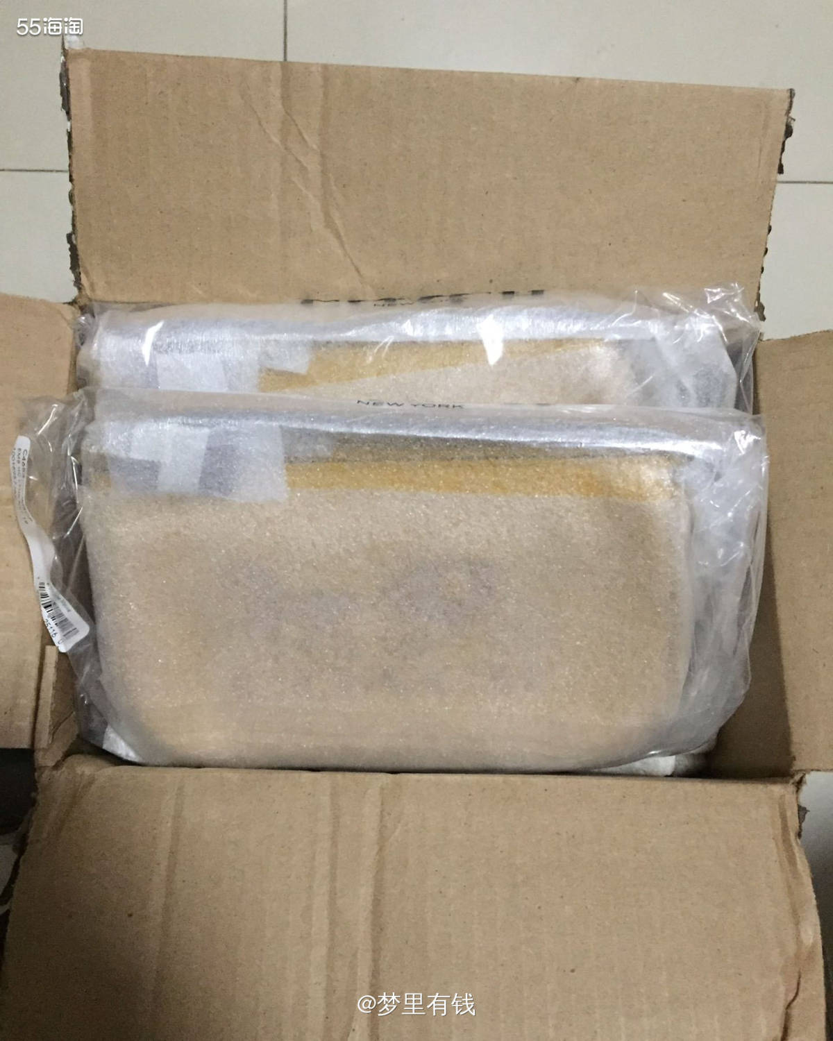 这个包包是8月份蔻驰有一次超低价，当时买了一个，还找了一个姐