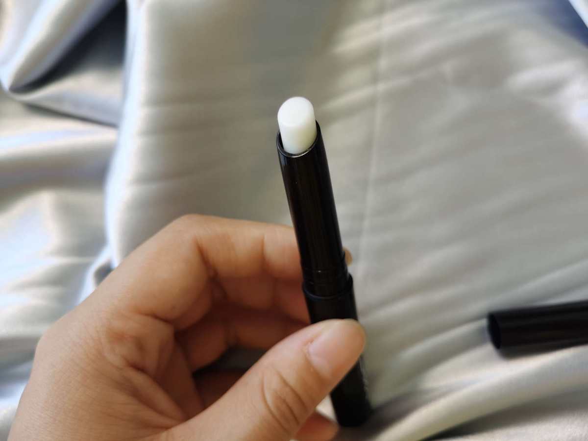 ✅MAC妆前打底唇膏，亮面黑色的外壳，整体造型纤长很有美感；